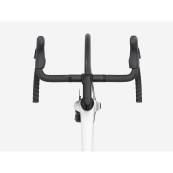 2026 TREK MADONE SL 5 Gloss Crystal White/Matte Deep Smoke | Състезателен шосеен карбонов велосипед