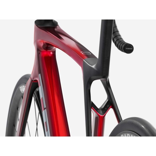 Шосеен карбонов велосипед TREK MADONE SL 5 Gloss Fury Red/Matte Deep Smoke 2026 Шосеен карбонов велосипед TREK MADONE SL 5 Gloss Fury Red/Matte Deep Smoke 2026