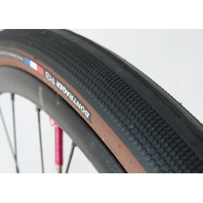 Външна гума за шосеен велосипед Bontrager R3 Hard-Case Lite TR Road tyre