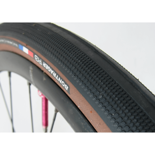 Външна гума за шосеен велосипед Bontrager R3 Hard-Case Lite TR Road tyre